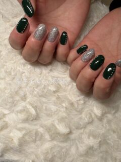 .
・深い緑の#ワンカラー
　→縦に並べたスタッズ達◎

・シルバーラメのワンカラー
　→オーロラが入ってて◎

いつもありがとうございます🥰🙇🏻‍♀️
.
.

【梨ネイルとJR茨木】

JR茨木駅近く完全予約制
プライベートネイルサロン／フットケアサロン

梨ネイル - Nashi nail -🍐💅🏻

ネイルが大好きなネイリストが、 
フォルムと持ちにこだわり、細部まで丁寧に仕上げています。

茨木でネイルサロンをお探しの方は、 
是非 梨ネイルの井上にお任せください。

素敵に、可愛く仕上げます🥰🫶🏻

#茨木ネイルサロン 
#パラジェル取扱店