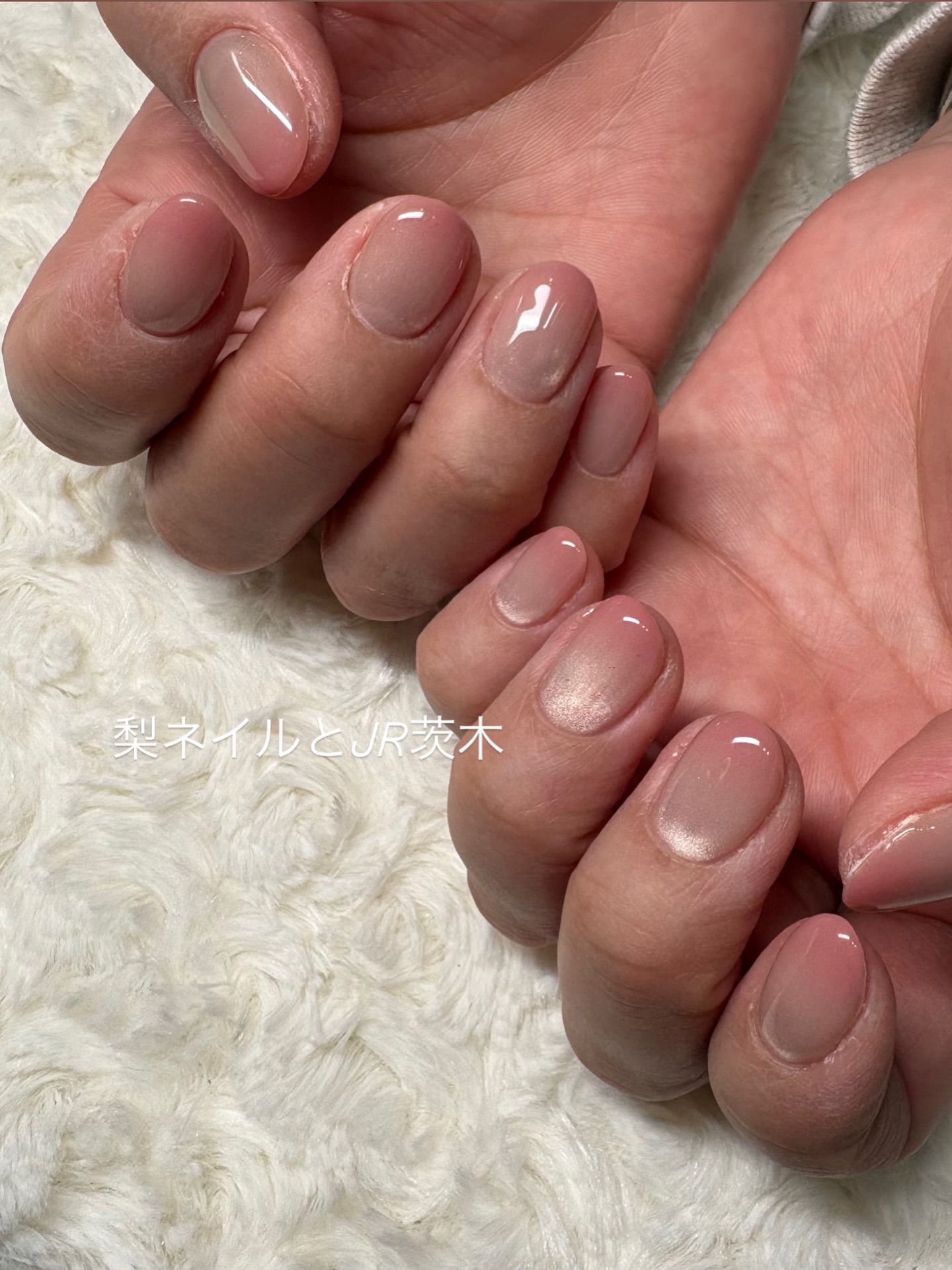 #マグ の上に#ピンクグラデーション 🫶🏻
.
ピンクカラー増えてきました🌸✨
.
入学、卒業シーズンのネイルは、💅🏻
梨ネイルにお任せください😊
.
いつもありがとうございます🥰🙇🏻‍♀️
.
.
【梨ネイルとJR茨木】

JR茨木駅近く完全予約制
プライベートネイルサロン／フットケアサロン

梨ネイル - Nashi nail -🍐💅🏻

ネイルが大好きなネイリストが、 
フォルムと持ちにこだわり、細部まで丁寧に仕上げています。

茨木でネイルサロンをお探しの方は、 
是非 梨ネイルの井上にお任せください。

素敵に、可愛く仕上げます🥰🫶🏻

#茨木ネイルサロン 
#パラジェル取扱店 
#ネイルブック掲載
